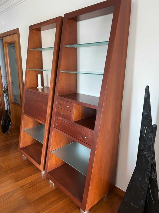 Estantes verticais em madeira de cerejeira