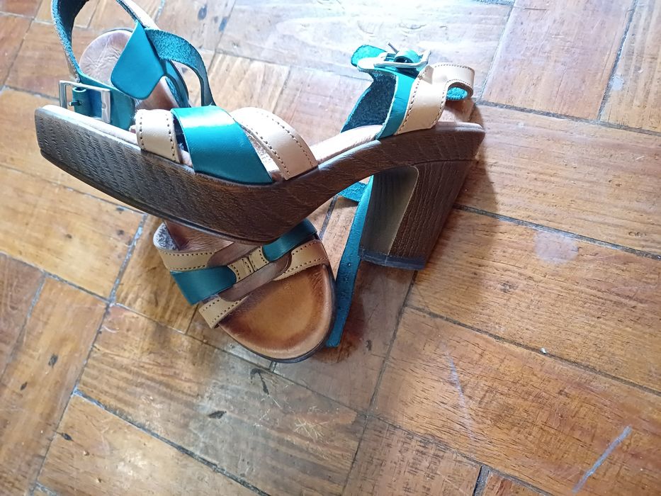 Sandália compensada pele, numero 38,mulher