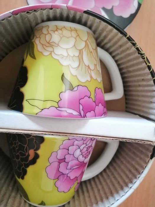 Caixa com 2 chávenas de café