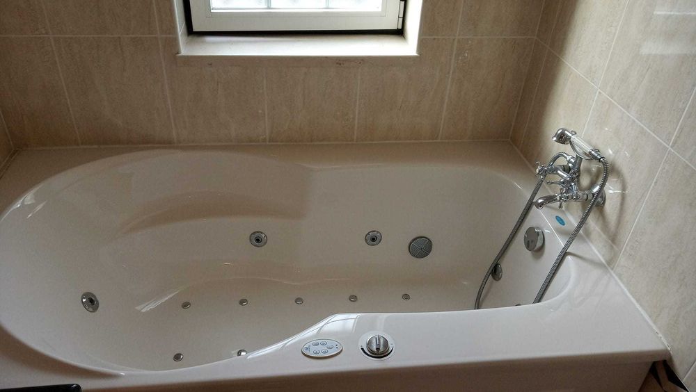 Grande Banheira Hidromassagem Sanitana. Cor pérola. Como Nova