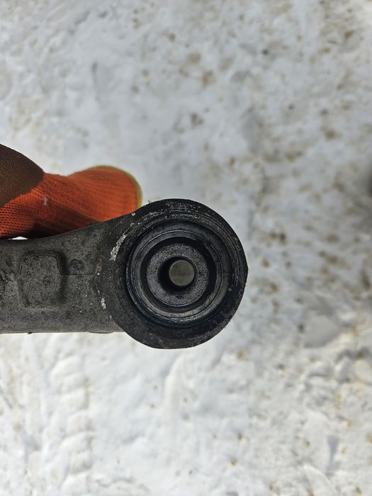 Оригінальний передній правий нижній важіль Chrysler 200