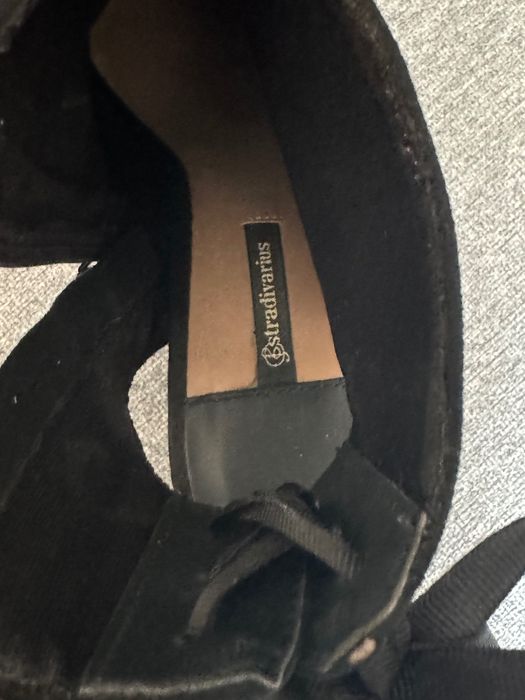Buty zamszowe na obcasie (aktualne)