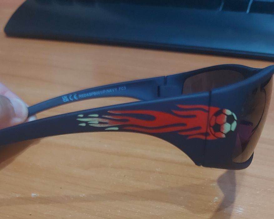 Детские солнечные очки.