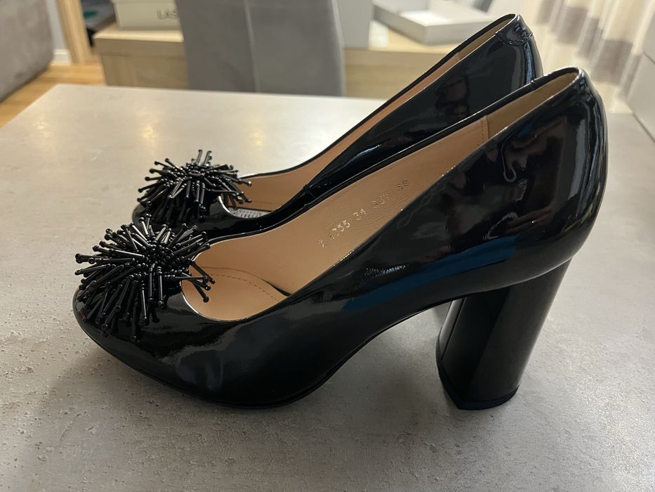 Lakierowane czółenka Wojas r38