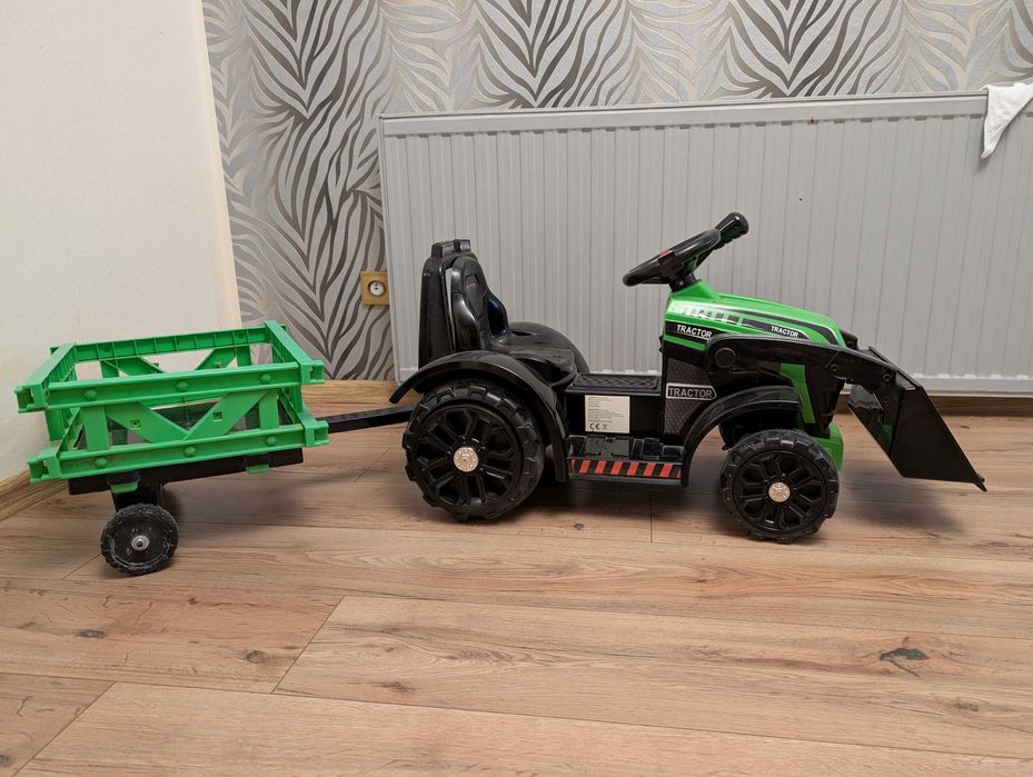 Traktor na akumulator dla 2 latka - Stan Dobry