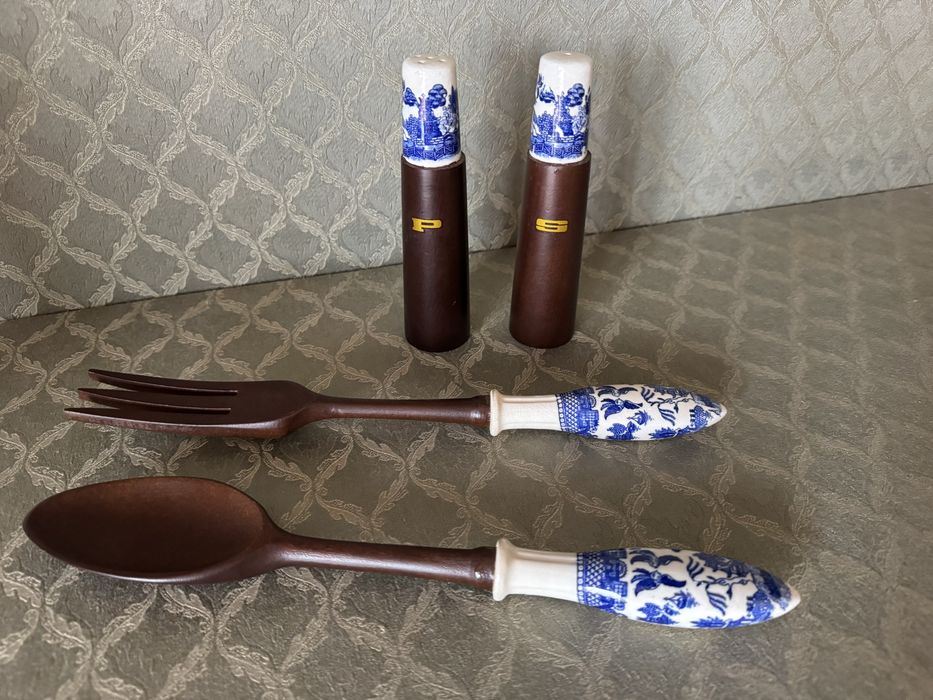 Conjunto de salada, azul, talheres, saleiro e pimenteiro