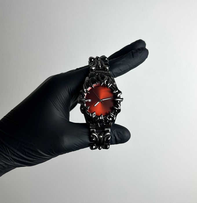 Srebrny metalowy zegarek z czerwoną tarczą w stylu opium Y2k.