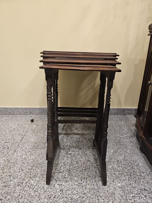 Conjunto de mesas de apoio de madeira