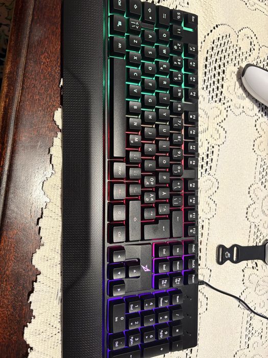 Komputer stacjonarny z myszka i klawiatura