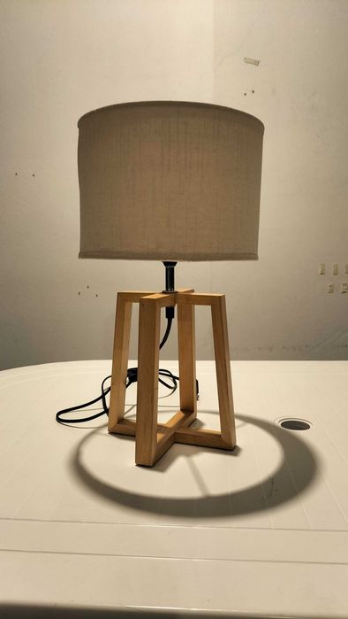 Candeeiro com pé em madeira