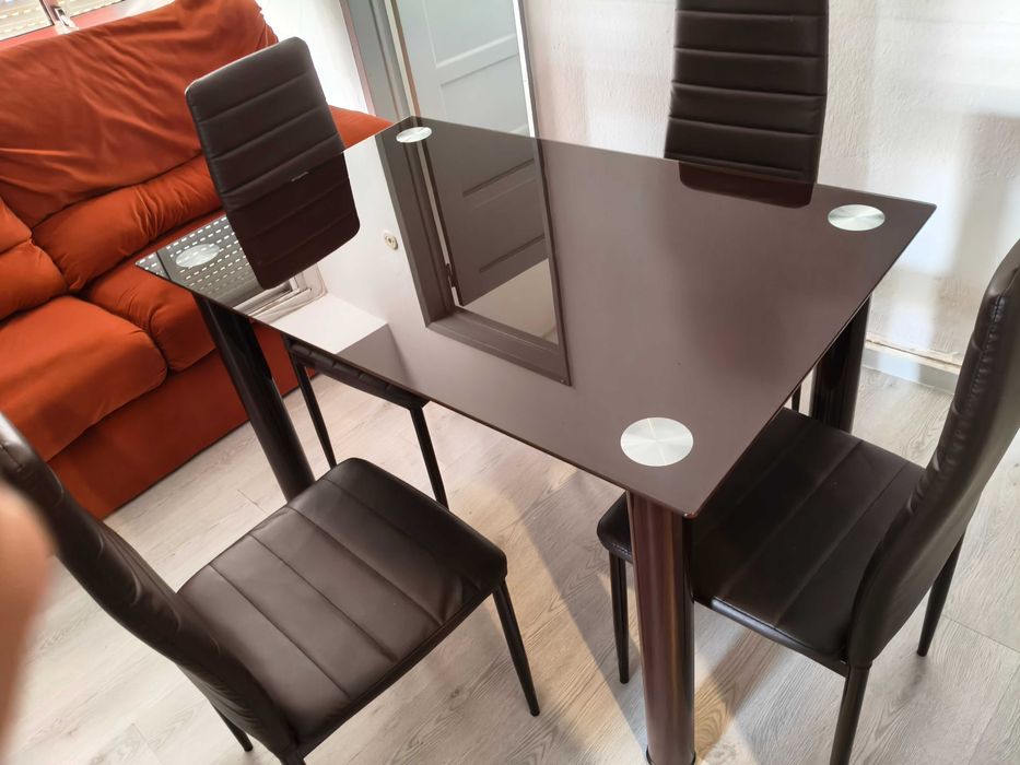 Mesa com 4 cadeiras