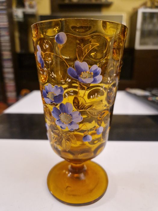 Cudny malowany kieliszek miodowego szkła
