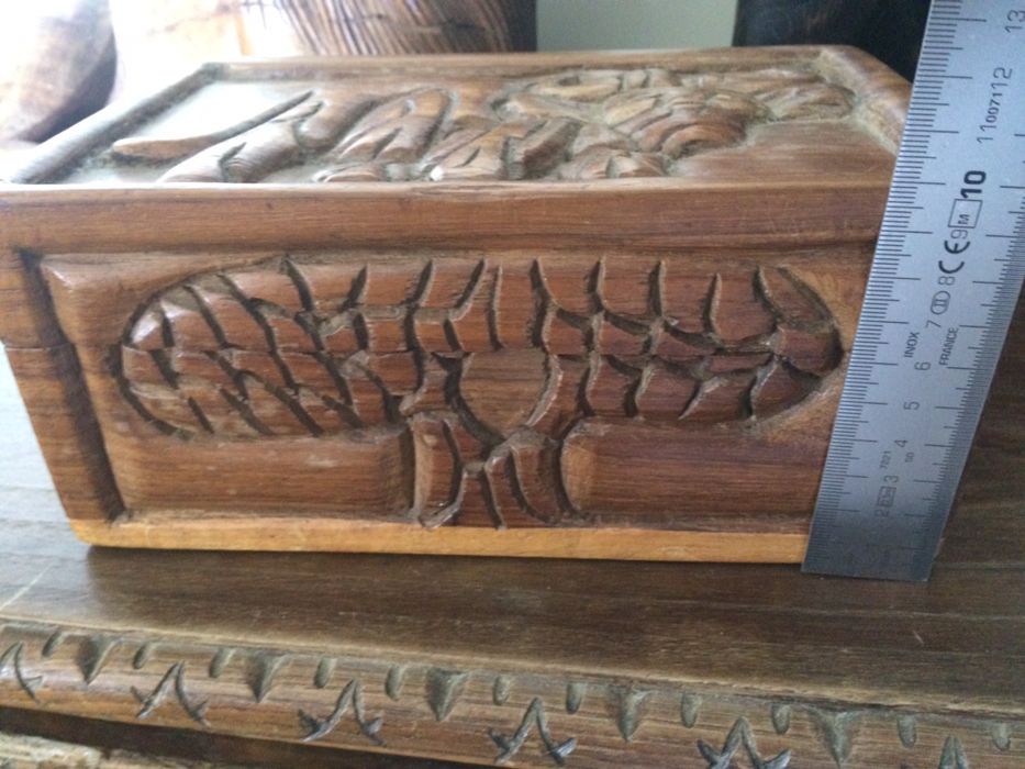 Animais e guarda joias de madeira trabalhada. Artigos unicos