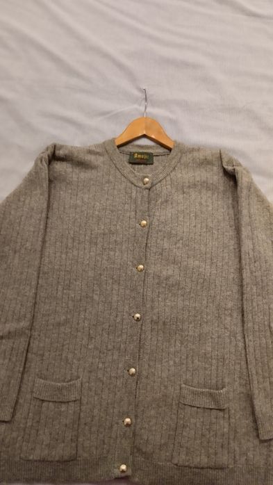 Casaco cinza malha botões dourados