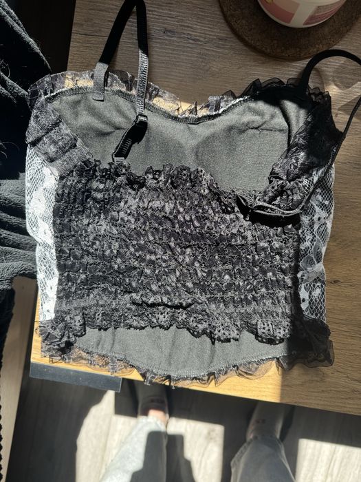 Czarny top na ramiączkach