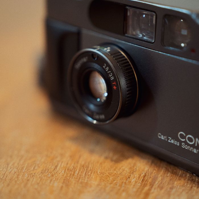 Contax T2 – kompaktowy aparat analogowy 35 mm.