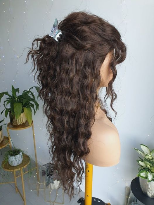 Długa lekka peruka fale loki naturalny brąz naturalna fryzura