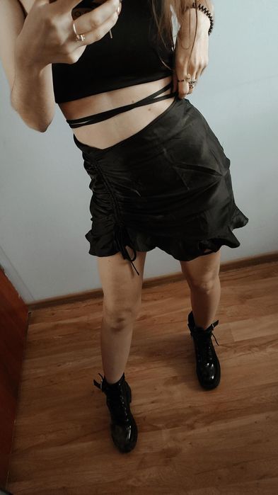 Czarna satynowa spódniczka