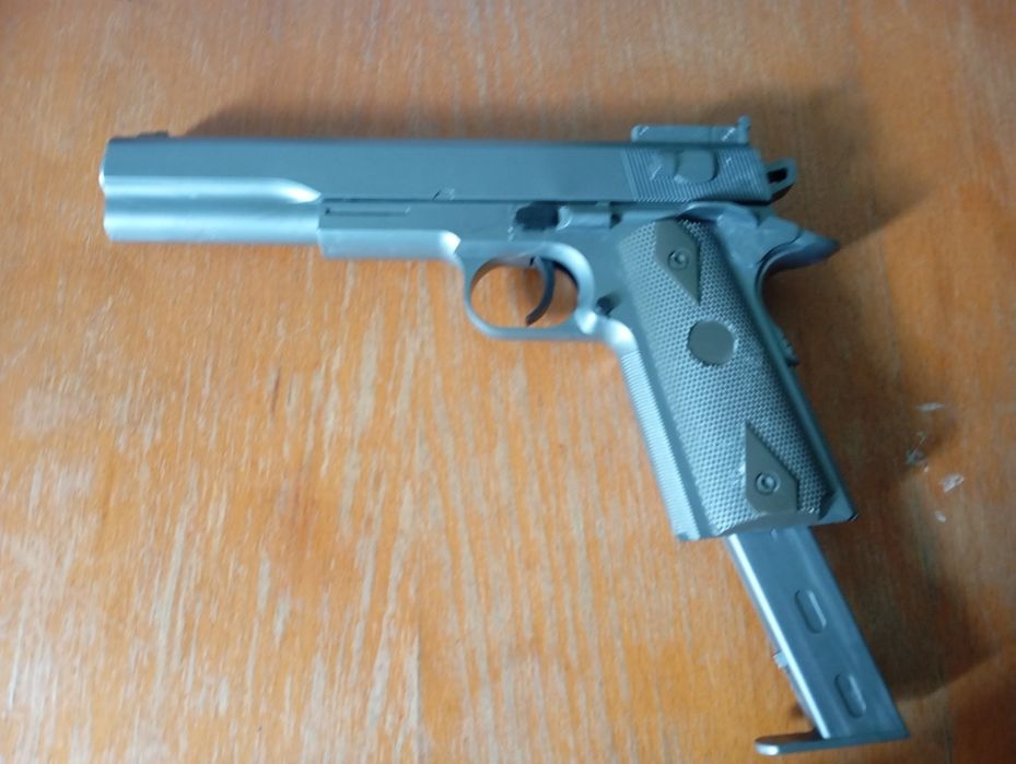 Пистолет на пульках пластиковый