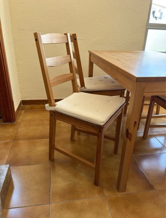 Mesa com cadeiras