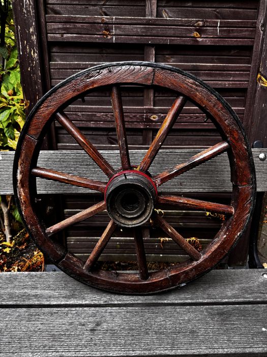 Stare drewniane kolo bryczka