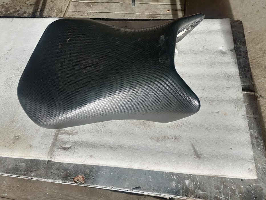 Suzuki SV сидіння водія.