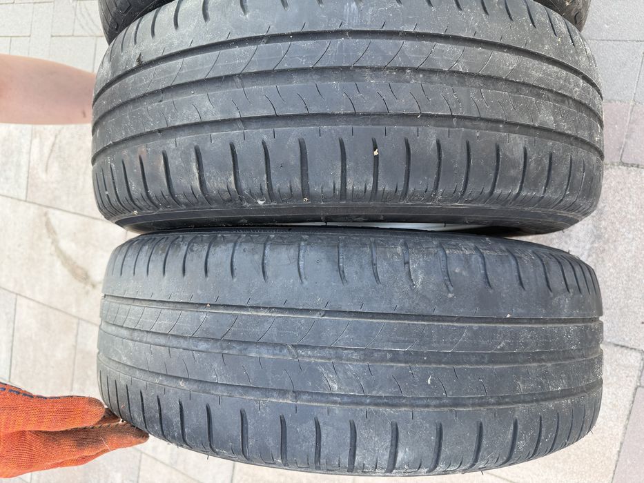 Диски  6Jx15H з шинами 195/65R15 на Toyota