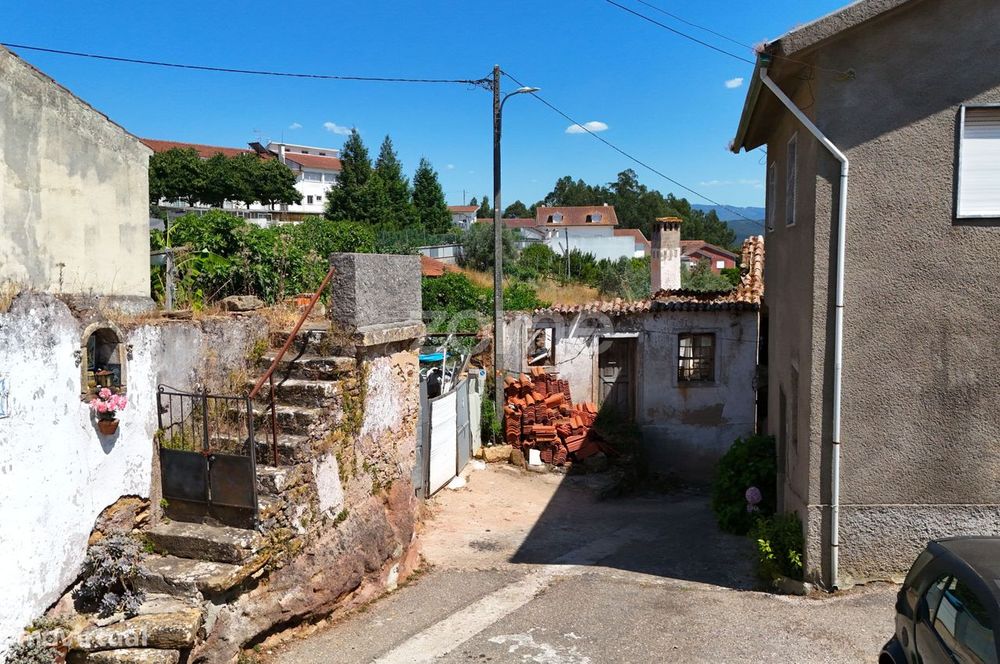 Moradia em ruínas com terreno