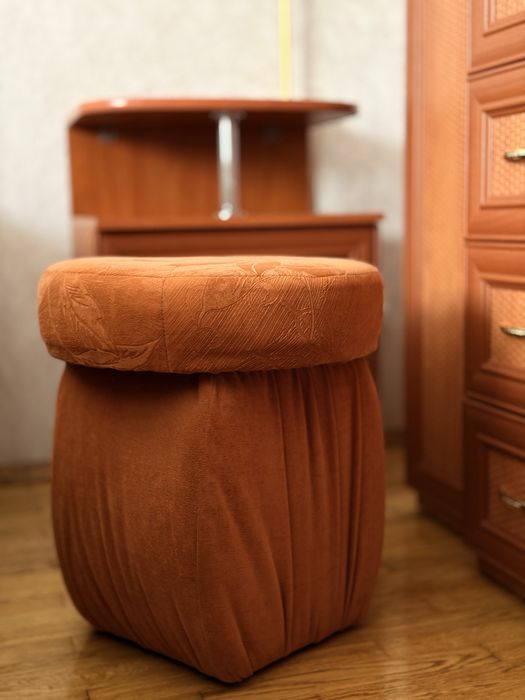 Комод , тумбочка, стіл робочий та дзеркало