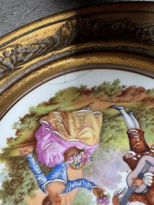 Quadro redondo com moldura dourada e pintura em porcelana