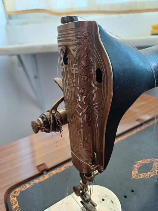 Máquina Singer com móvel