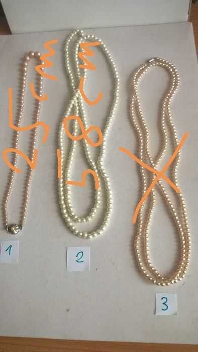 wisiorki , korale i broszki PRL