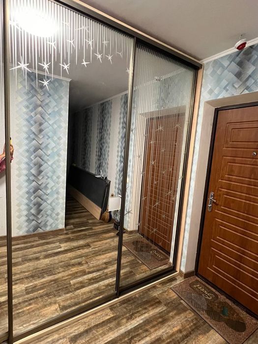 Стеклянные двери, дзеркальні двері