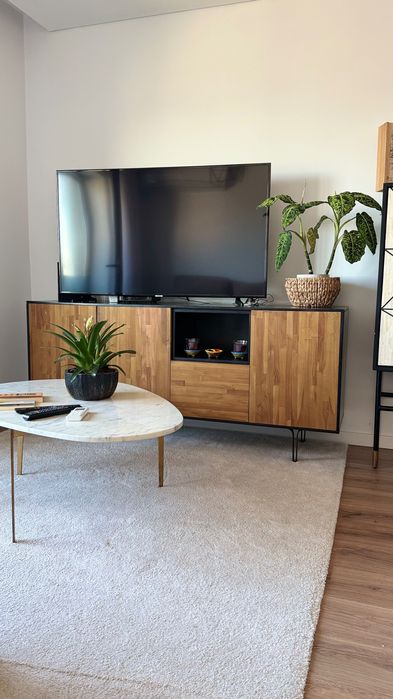 Móvel TV com prateleiras e gaveta