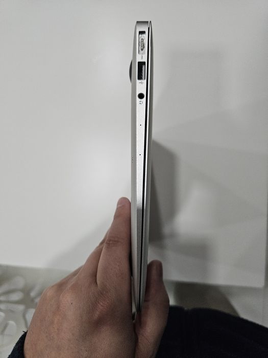 MacBook Air 11” (Início 2015) – Totalmente funcional + carregador orig