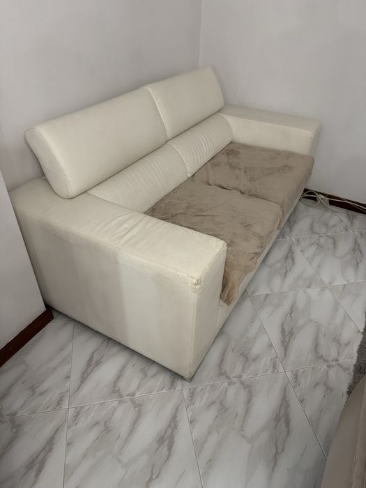 Sofá branco com danos no revestimento