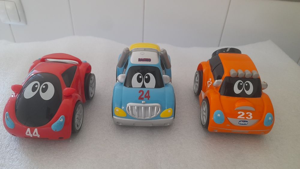 Carro com pilhas Chicco