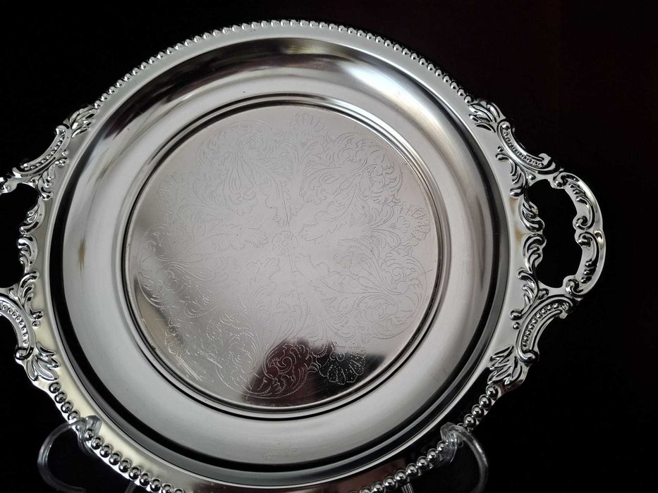 Bandeja de metal prateada