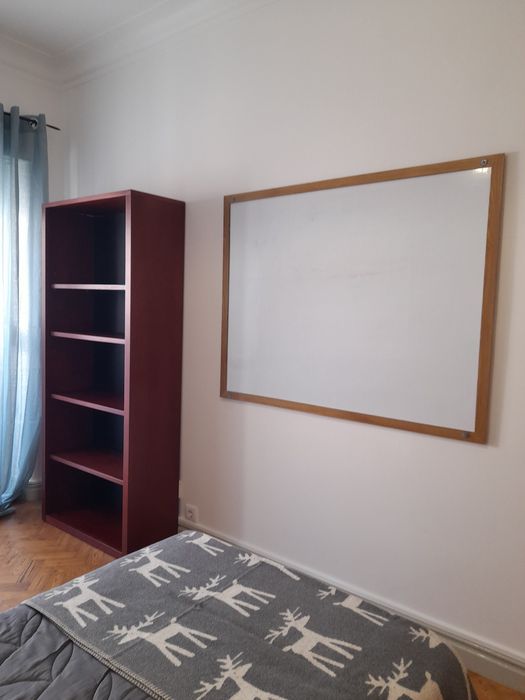 Arrenda-se quarto em Lisboa  para estudante, perto do Instituto  Superior Tecnico e do Metro, junto á rotunda das Olaias