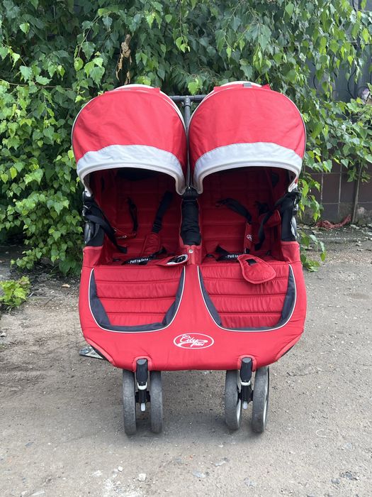 Дуже зручна коляска для двійні Baby Jogger City Mini.