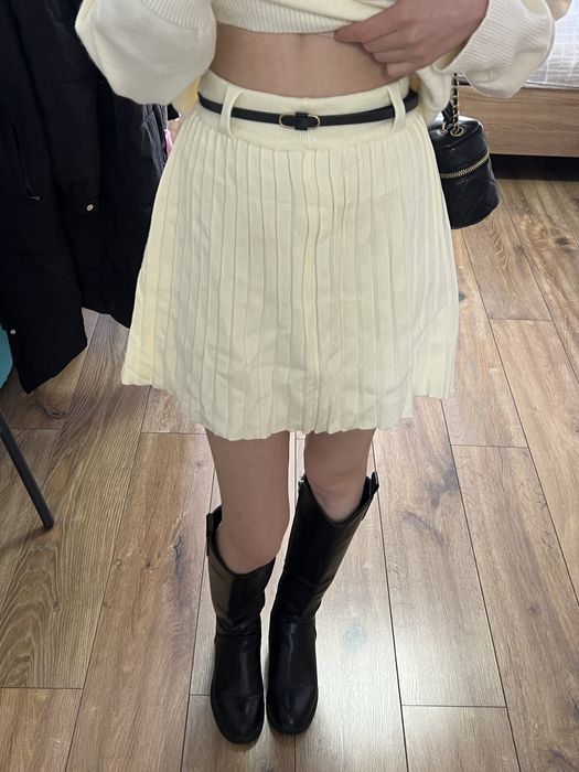 Костюм трендового кольору, спідниця та светр, трендовий костюм, теплий