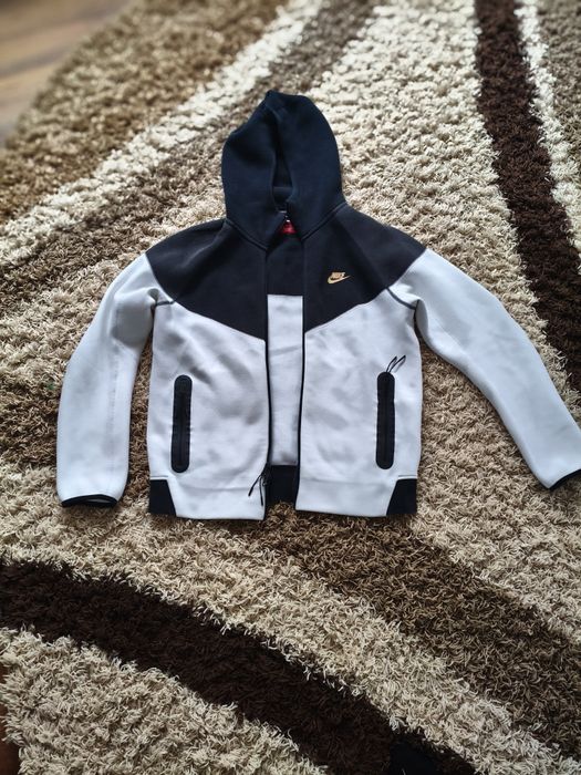 NIKE Tech Fleece.