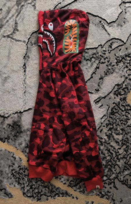 Czerwona bluza bape