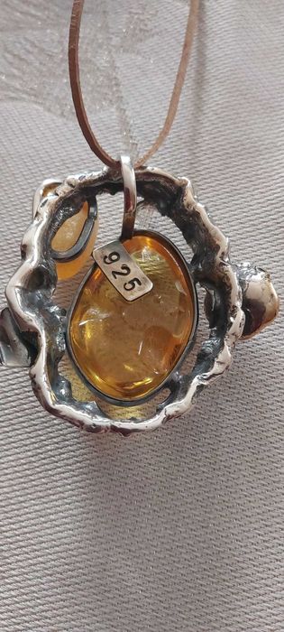 Artystyczna  zawieszka z bursztynami i perłà