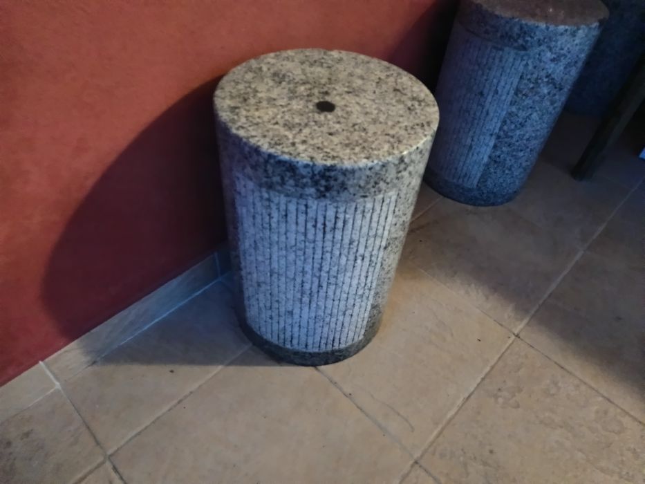 Bancos e mesa de granito