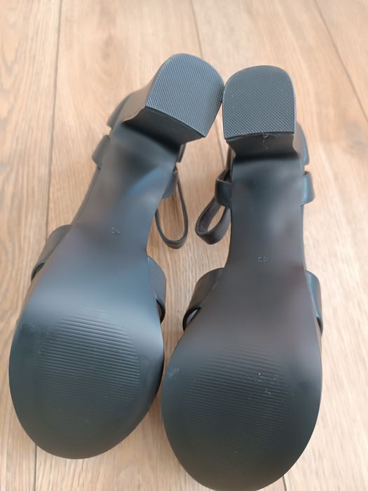 Czarne sandały na obcasie