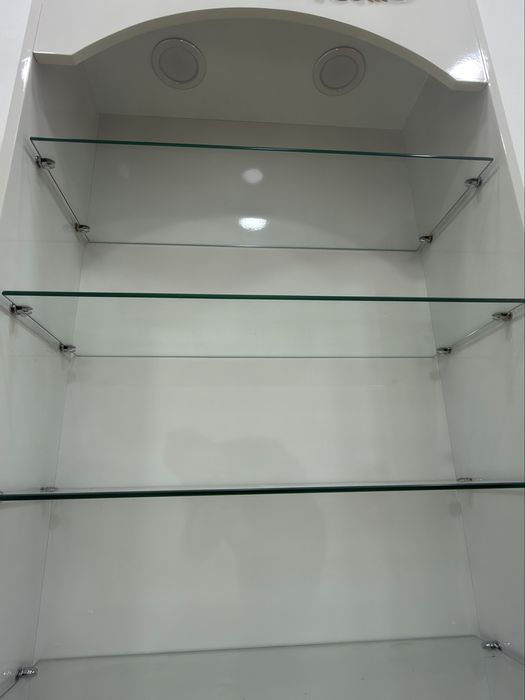 Estante vitrine com luzes 350,00