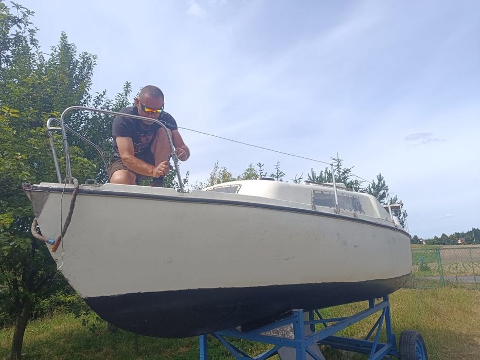 Łódź kabinową z wózkiem slipowym