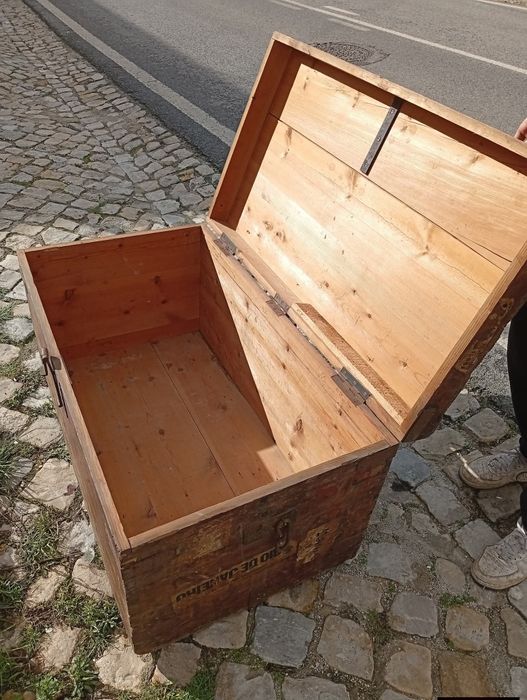 Baú antigo em madeira