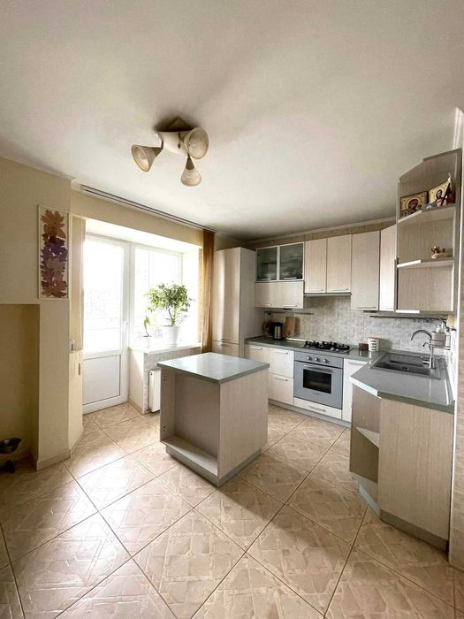 Продам 3х кімнатну квартиру на Петропавлівський.